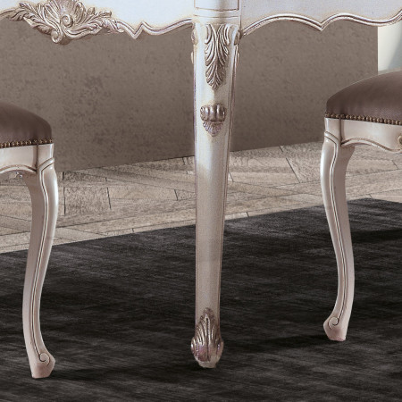 Dettaglio gambe curve del Tavolo intagliato allungabile