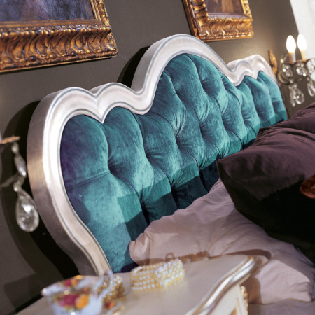 Letto imbottito con particolari intagliati, testata capitonnè barocca