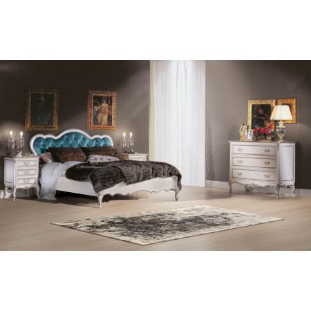 Letto imbottito con particolari intagliati in camera