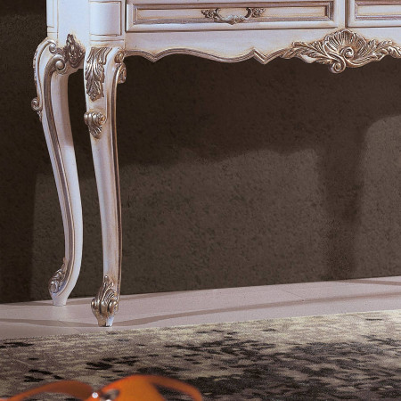 Consolle con particolari intagliati, dettaglio gambe curve