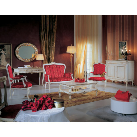 Consolle con particolari intagliati in ambiente elegante