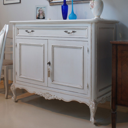 Credenzina 2 porte con intagli eleganti