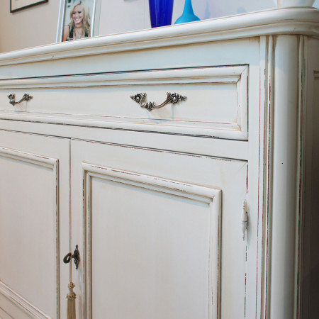 Credenzina 2 porte con intagli e maniglie decorative