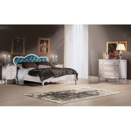 Comodino 3 cassetti con particolari intagliati, spallette arrotondate