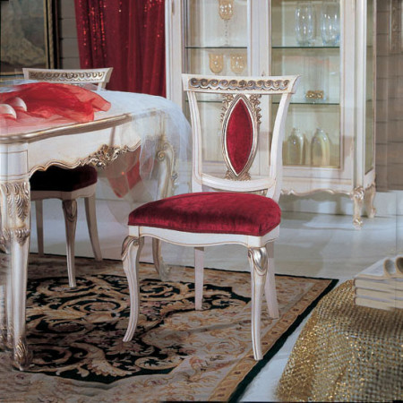 Credenza 2 porte con particolari intagliati, dettaglio ante