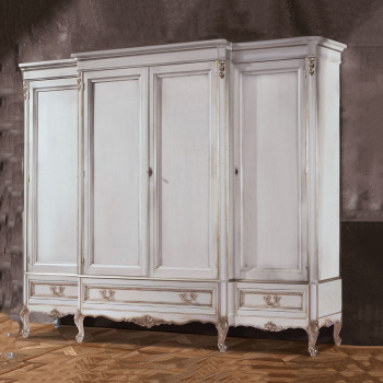 Armadio 4 ante con particolari intagliati, gambe curve