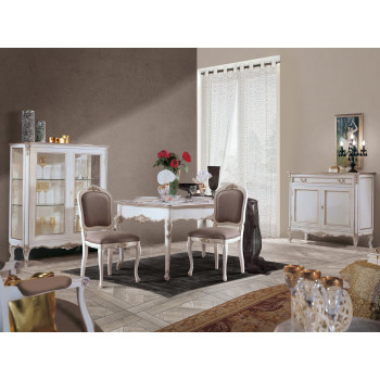 Sala da pranzo con dettagli intagliati, vetrina e credenza