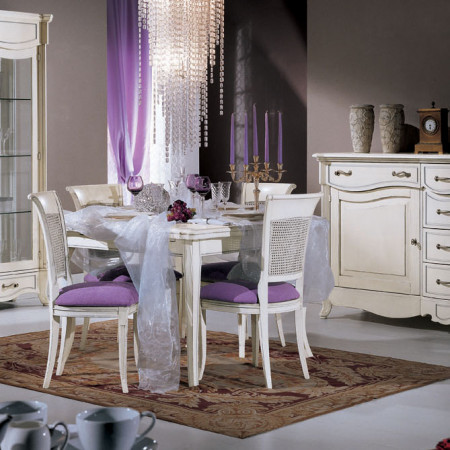 Sedia arca con schienale in paglia in sala da pranzo