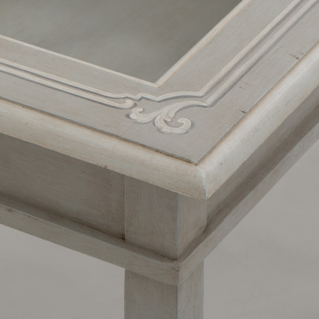 Dettaglio decorativo Tavolino Shabby Chic con piano in vetro