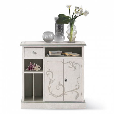 Credenzina Shabby Chic con decori e fiori sul piano
