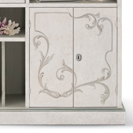 Dettaglio decorazioni della Credenzina Shabby Chic con decori