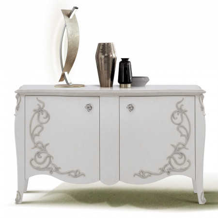 Credenza con decori intagliati, dettaglio ante sagomate