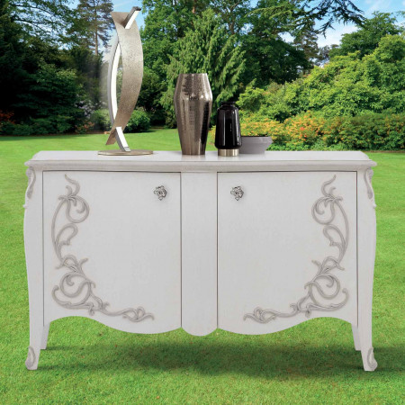 Credenza con decori intagliati su sfondo verde