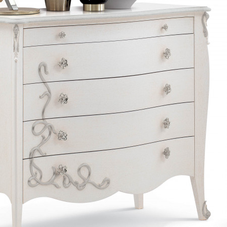 Comò 5 cassetti con decori intagliati, dettaglio maniglie floreali