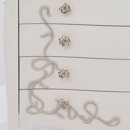 Dettaglio dei cassetti del Comò 5 cassetti con decori intagliati