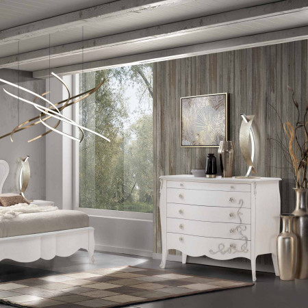 Comò 5 cassetti con decori intagliati in camera da letto