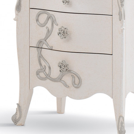 Dettaglio comodino 3 cassetti con decori intagliati