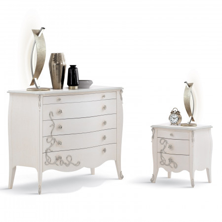 Comodino 3 cassetti con intagli decorativi, vista frontale