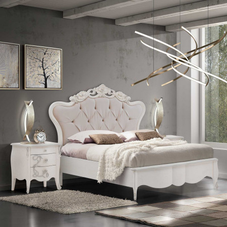 Comodino 3 cassetti con decori intagliati in camera shabby chic