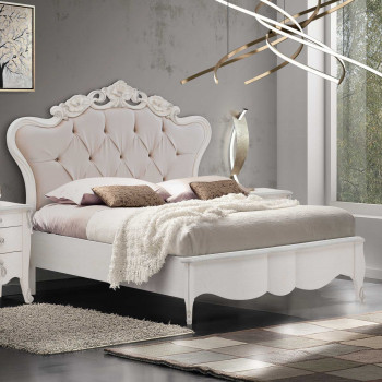 Letto king size con testata intagliata e pannello capitonnè