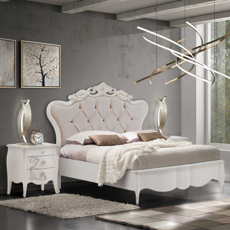 Letto king size con testata intagliata e pannello capitonné