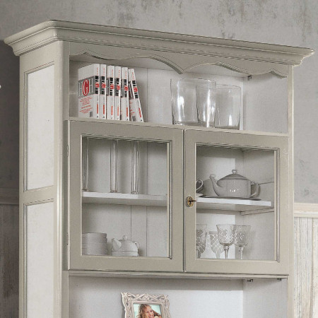 Dettaglio ante in vetro della credenza Shabby Chic