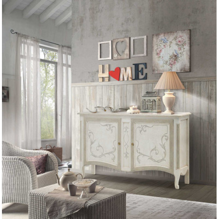 Credenza Shabby Chic con decorazioni romantiche