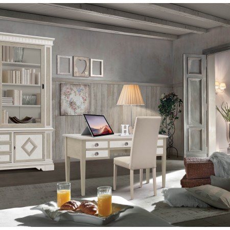 Scrittoio in legno Shabby Chic con laptop e dettagli decorativi