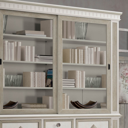 Libreria Shabby Chic con ante scorrevoli in vetro, dettaglio dei ripiani