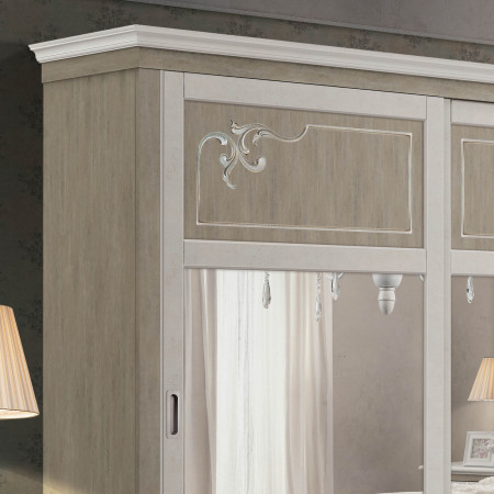 Dettaglio decorazione armadio Shabby Chic con ante scorrevoli