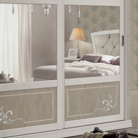 Armadio Shabby Chic con specchio e decorazioni su ante scorrevoli