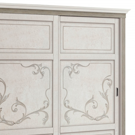 Armadio Shabby Chic con dettagli decorativi su ante