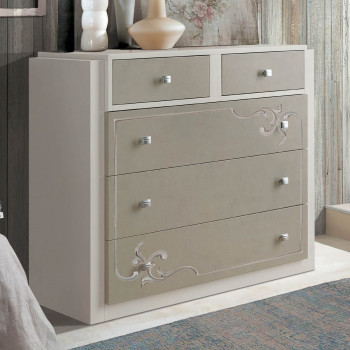 Comò Shabby Chic con decori e dettagli artigianali