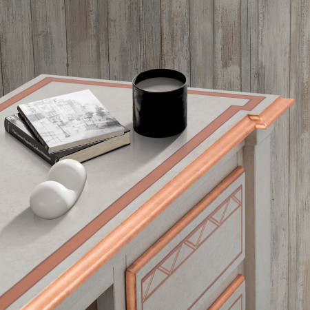 Dettaglio superiore del Porta TV Shabby Chic con decori
