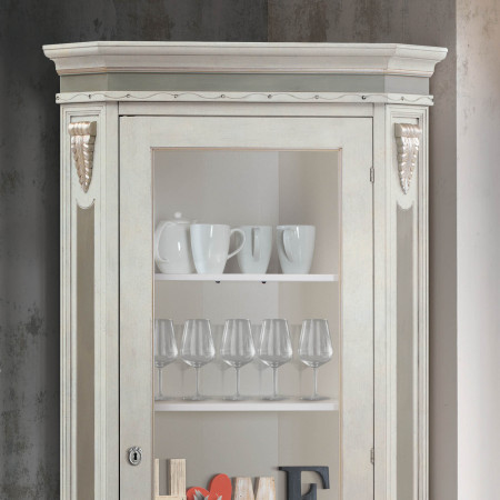 Dettaglio della Vetrina Shabby Chic ad angolo in legno