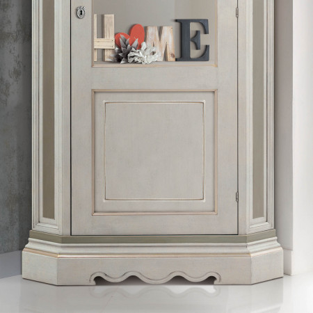 Dettaglio basamento vetrina Shabby Chic ad angolo