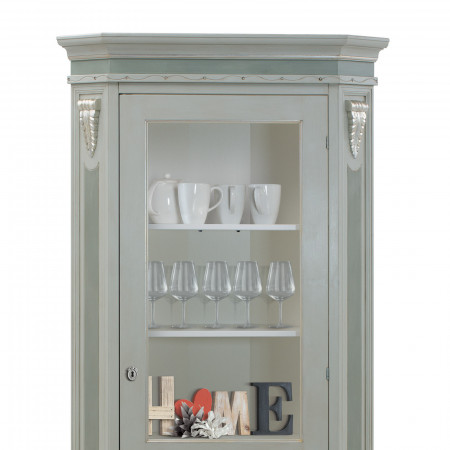 Vetrina Shabby Chic ad angolo dettaglio vetro e decori