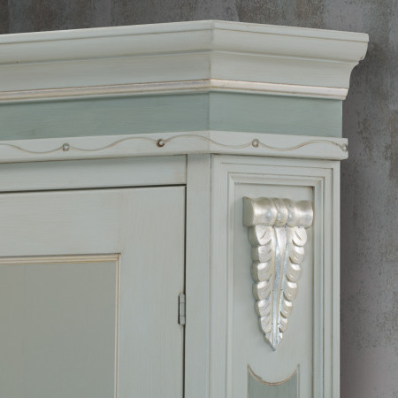 Dettaglio intaglio vetrina Shabby Chic ad angolo