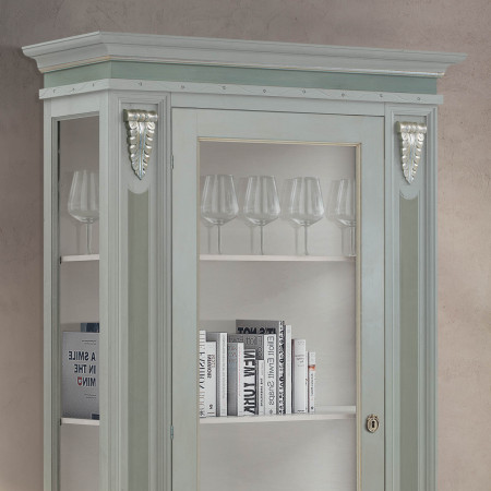 Vetrina Shabby Chic con decorazioni fogliari intagliate