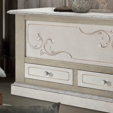 Cassapanca Shabby Chic decorata con dettagli in legno e cassetti