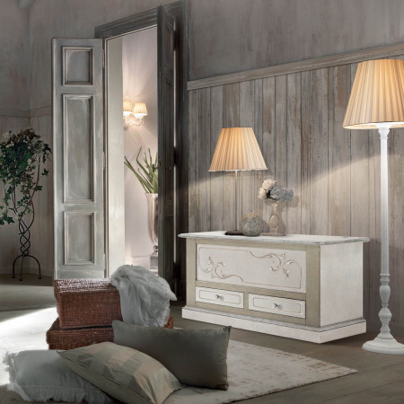 Cassapanca Shabby Chic decorata con cassetti e dettagli floreali