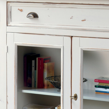 Credenza shabby chic con dettaglio cassetto e maniglie