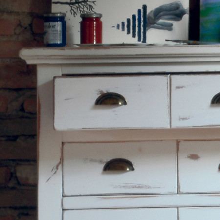 Cassettiera shabby chic, dettaglio cassetti con maniglie