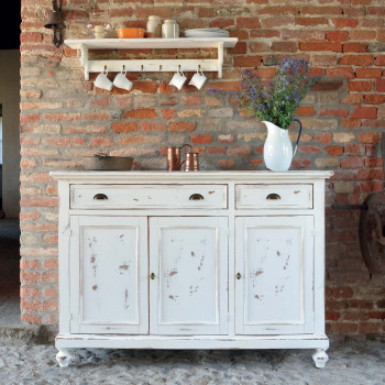 Credenza 3 ante shabby chic con piedi torniti, dettaglio verniciatura