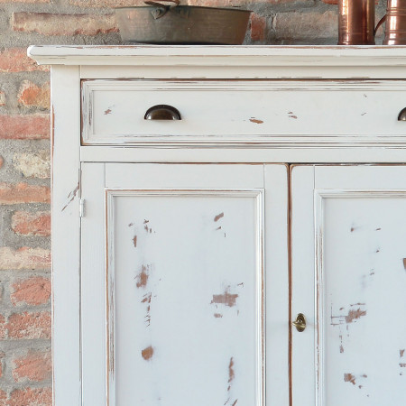 Dettaglio anta credenza shabby chic con finitura consumata