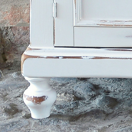 Dettaglio dei piedi torniti della credenza 3 ante shabby chic