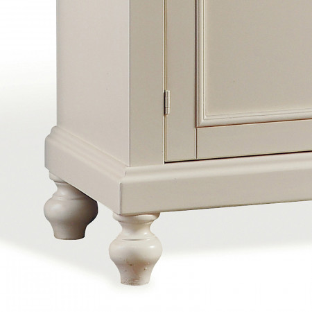 Dettaglio piede tornito credenza shabby chic