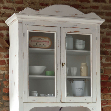 Credenza a 2 ante con vetrina shabby chic dettagli frontali