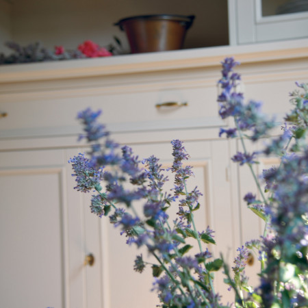 Dettaglio cassetto credenza a 2 ante con vetrina shabby chic
