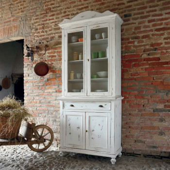 Credenza due ante con vetrina shabby chic in ambiente rustico